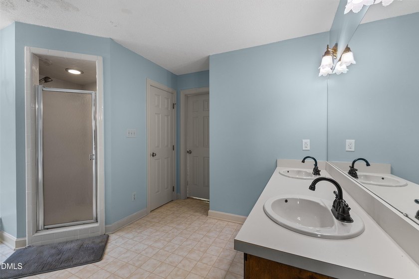 Motivated Sellers Beautiful home located in a well-established - photo 38