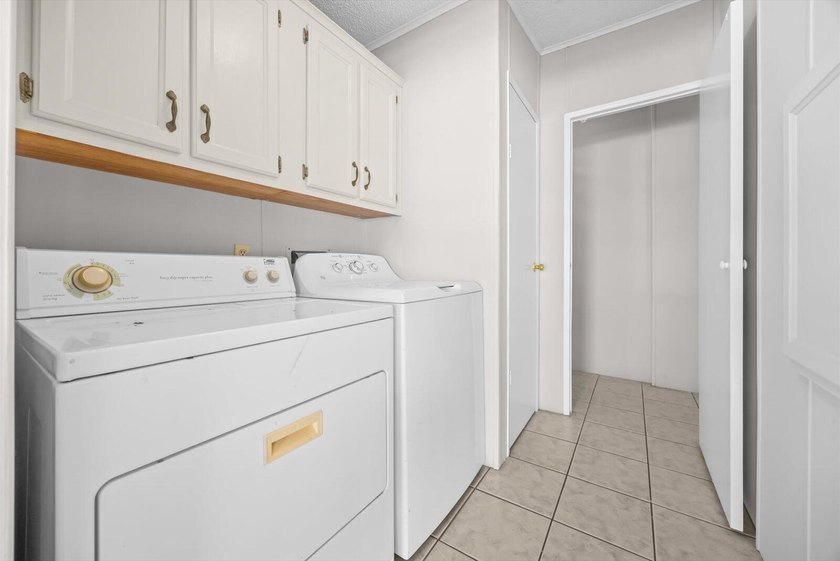 Lakefront 2 bedroom 2 bath home in the Savanna Club 55+ - photo 17