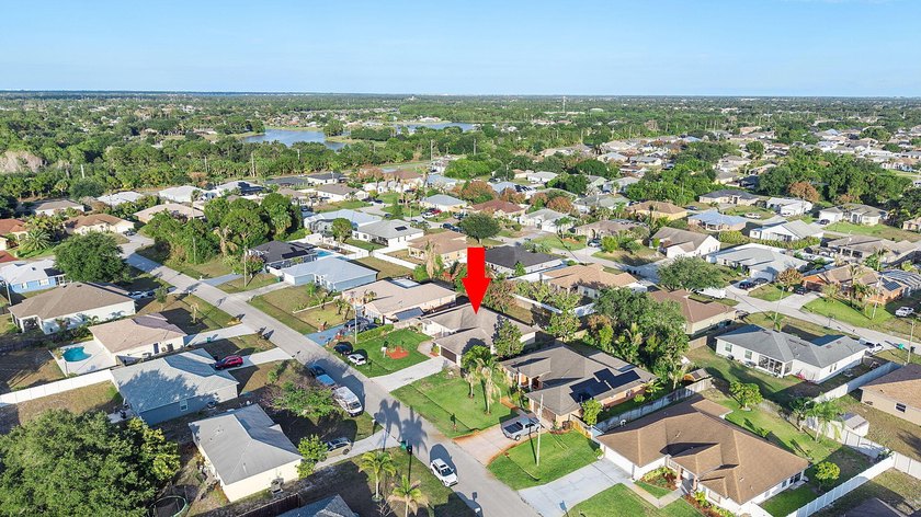 Spacious and well-maintained 3-bedroom, 2-bathroom home offering - photo 31
