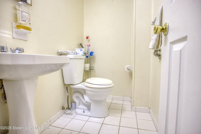 One family end unit townhouse consisting of three bedrooms - photo 15