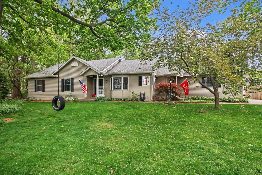 Welcome to this 3 bedroom, 2.5 bath home in Holland's desirable S - photo 2