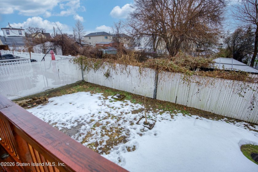 One family end unit townhouse consisting of three bedrooms - photo 25