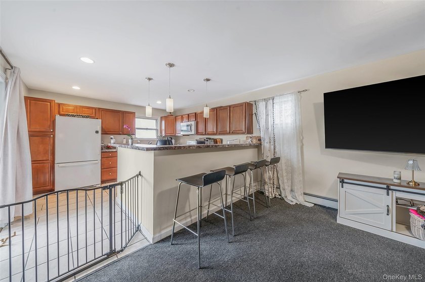 Unique Double Lot Corner on the West End. Two Floors, Lots of - photo 11