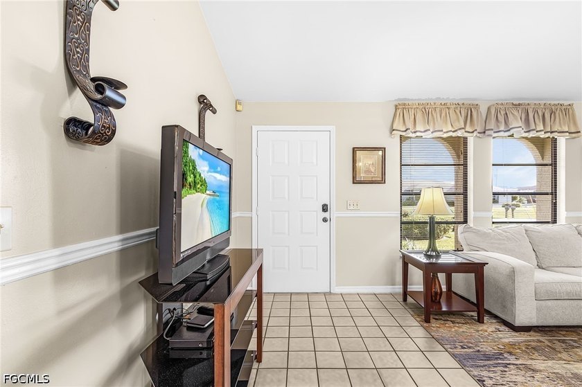 Beautifully maintained Furnished, 3-bedroom, 2-bath pool home in - photo 4