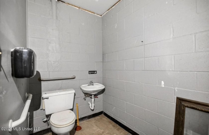 Commercial Opportunity in the Heart of Gulfport: This investment - photo 12