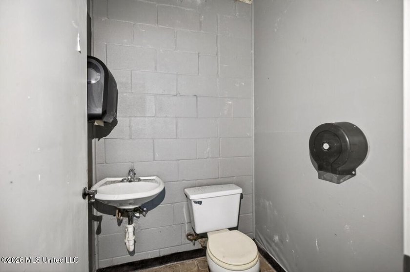 Commercial Opportunity in the Heart of Gulfport: This investment - photo 14
