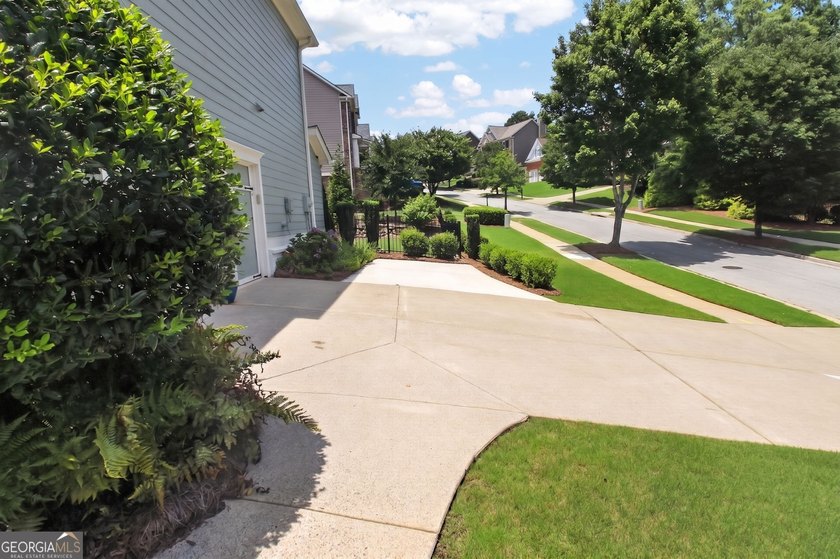 Watch the Live-Action HD Walk-through Video Tour! Step into your - photo 15