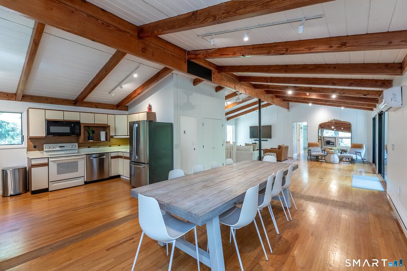 This 70s Modern home has been revamped to a 21st century - photo 31