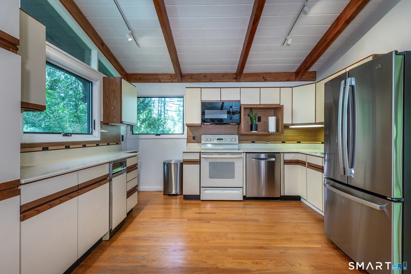 This 70s Modern home has been revamped to a 21st century - photo 36