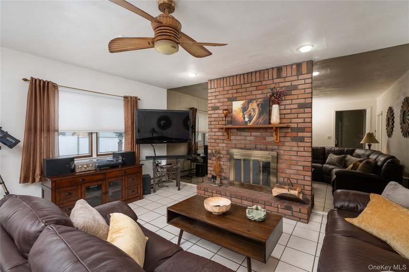 Welcome to this beautifully maintained center hall colonial - photo 13