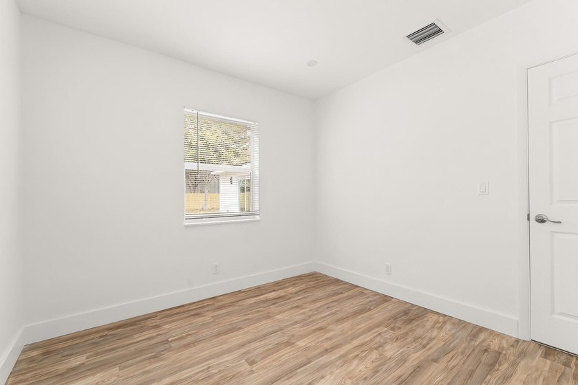 Fully renovated 3 bedroom, 2 bathroom home that lives like new - photo 13