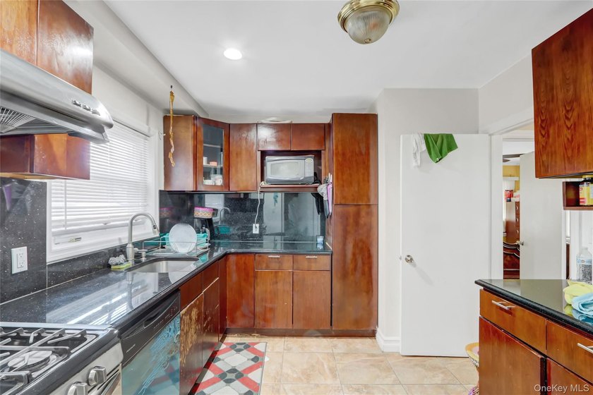Welcome to this beautifully maintained 4-bedroom, 3-bathroom - photo 14