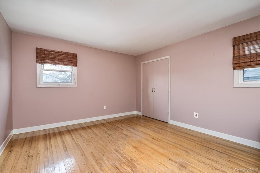 Welcome to this beautifully maintained center hall colonial - photo 15