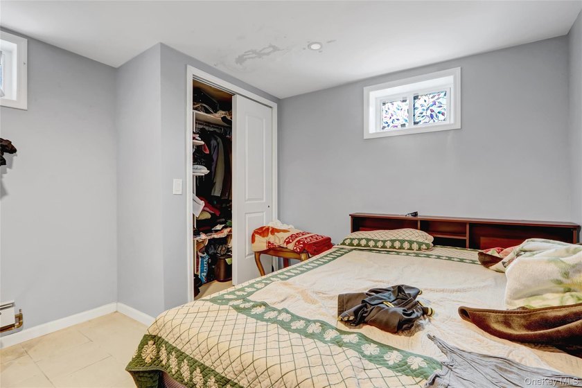 Welcome to this beautifully maintained 4-bedroom, 3-bathroom - photo 17