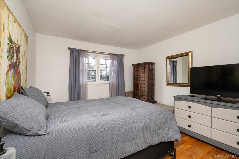 Welcome to this beautifully maintained center hall colonial - photo 17