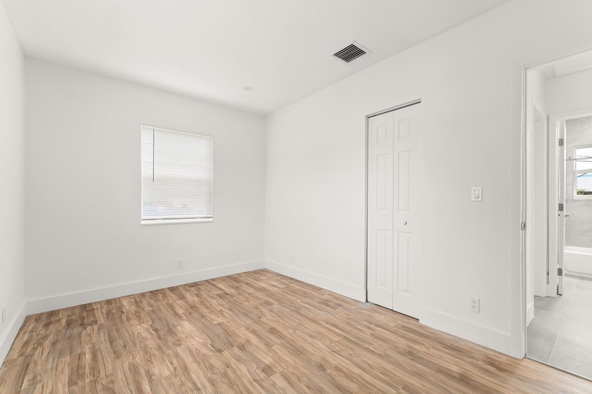 Fully renovated 3 bedroom, 2 bathroom home that lives like new - photo 17