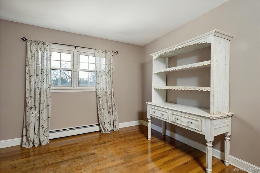 Welcome to this beautifully maintained center hall colonial - photo 18