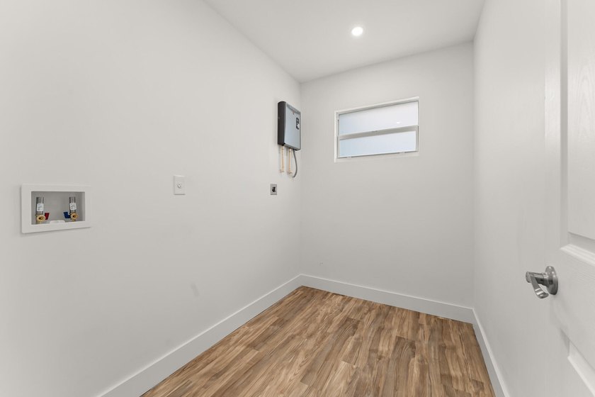 Fully renovated 3 bedroom, 2 bathroom home that lives like new - photo 18