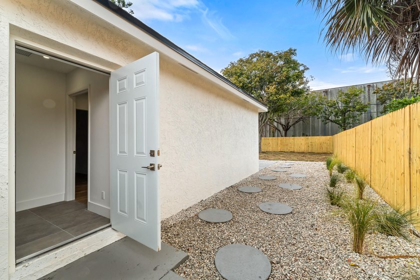 Fully renovated 3 bedroom, 2 bathroom home that lives like new - photo 19
