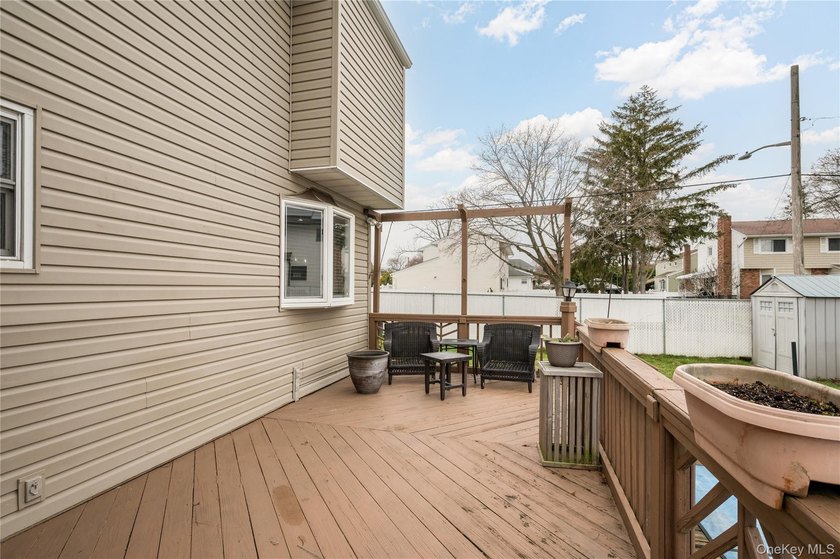 Welcome to this beautifully maintained center hall colonial - photo 23