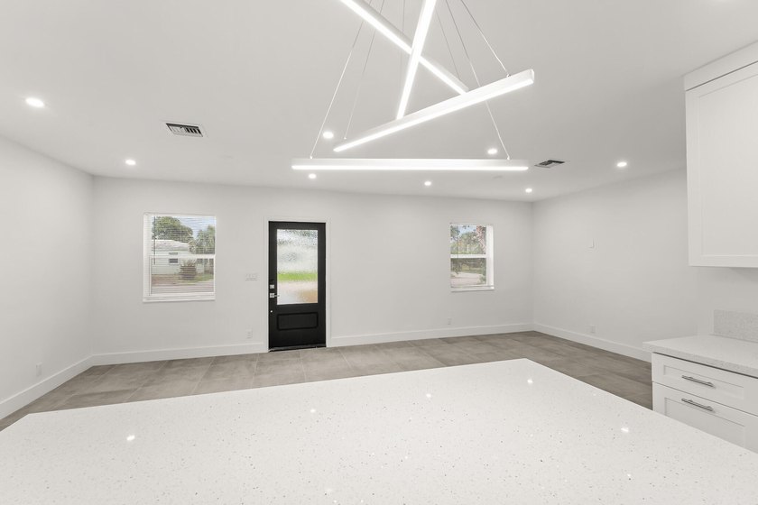 Fully renovated 3 bedroom, 2 bathroom home that lives like new - photo 24