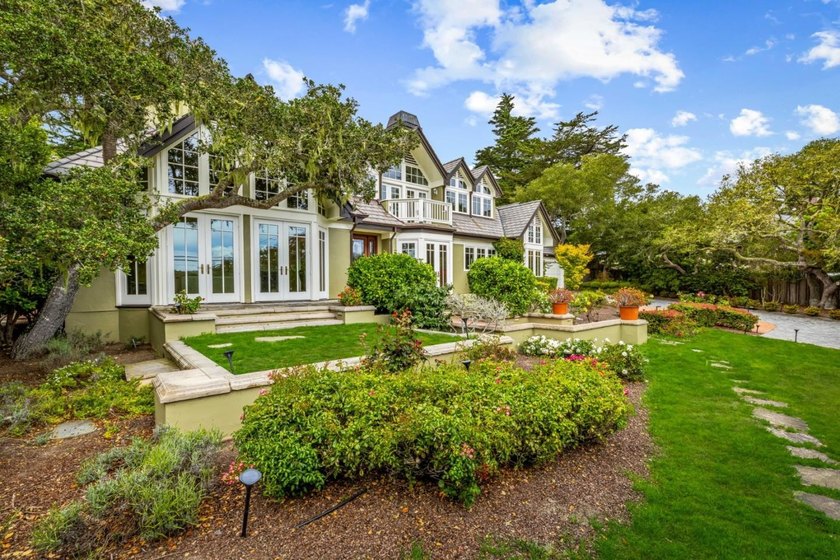 Offering a wonderful combination of English Manor architectural - photo 5
