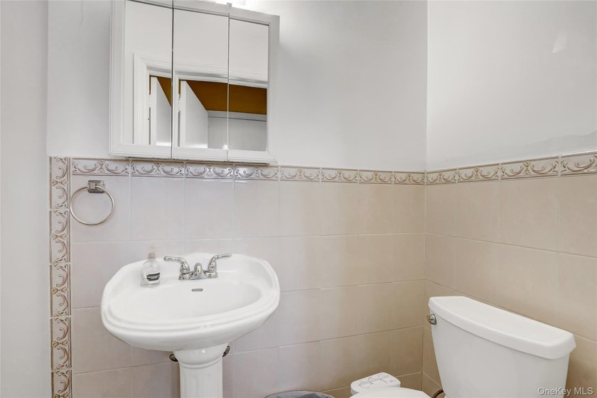 Welcome to this beautifully maintained 4-bedroom, 3-bathroom - photo 27