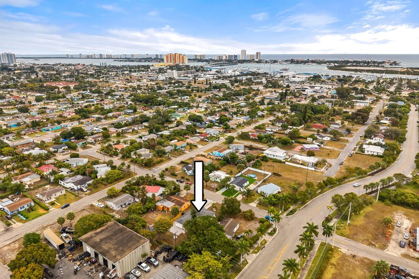 Fully renovated 3 bedroom, 2 bathroom home that lives like new - photo 30