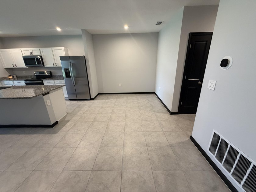 This immaculate Freshly painted 3-bedroom, 2-bathroom and a 2 - photo 11