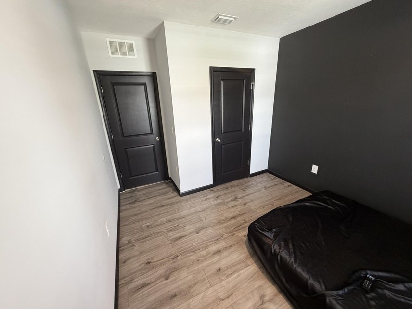 This immaculate Freshly painted 3-bedroom, 2-bathroom and a 2 - photo 17