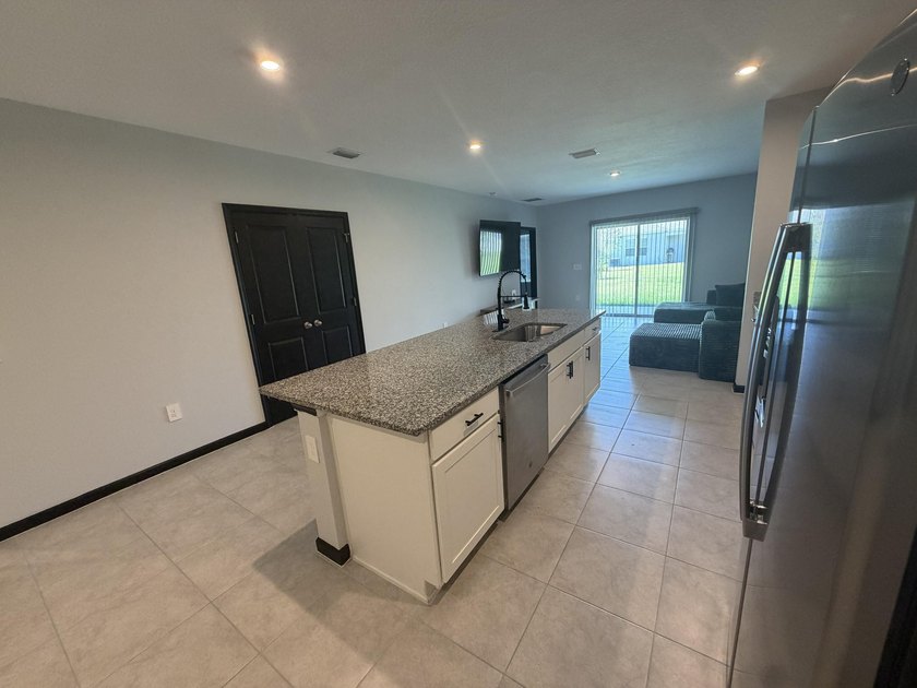 This immaculate Freshly painted 3-bedroom, 2-bathroom and a 2 - photo 20