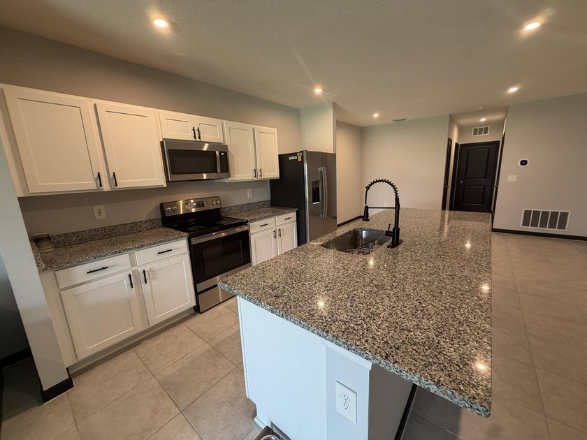 This immaculate Freshly painted 3-bedroom, 2-bathroom and a 2 - photo 21