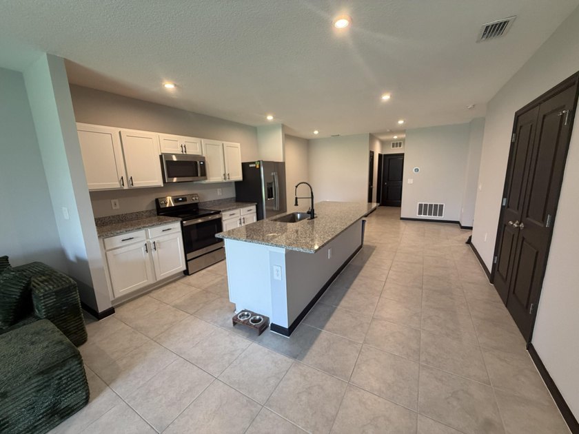 This immaculate Freshly painted 3-bedroom, 2-bathroom and a 2 - photo 22
