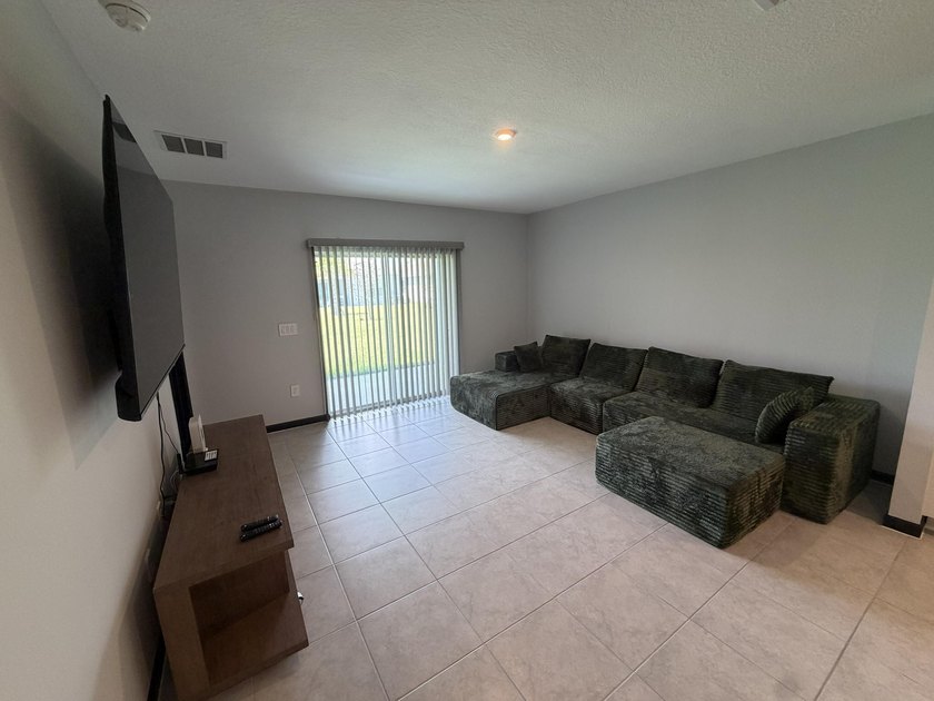 This immaculate Freshly painted 3-bedroom, 2-bathroom and a 2 - photo 23