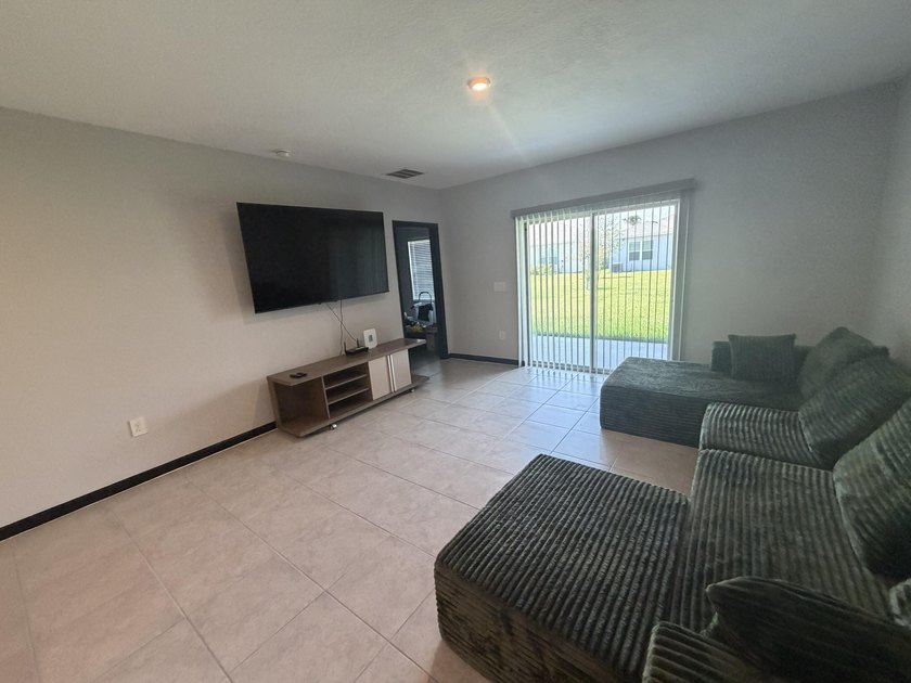 This immaculate Freshly painted 3-bedroom, 2-bathroom and a 2 - photo 24
