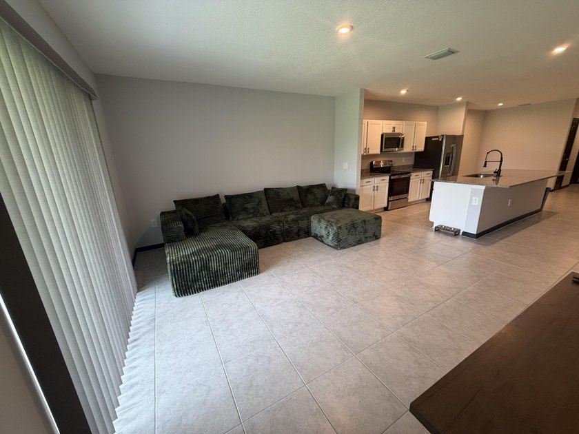 This immaculate Freshly painted 3-bedroom, 2-bathroom and a 2 - photo 25