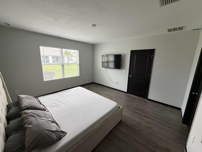 This immaculate Freshly painted 3-bedroom, 2-bathroom and a 2 - photo 27