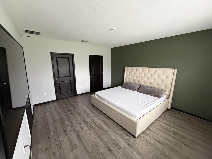 This immaculate Freshly painted 3-bedroom, 2-bathroom and a 2 - photo 29