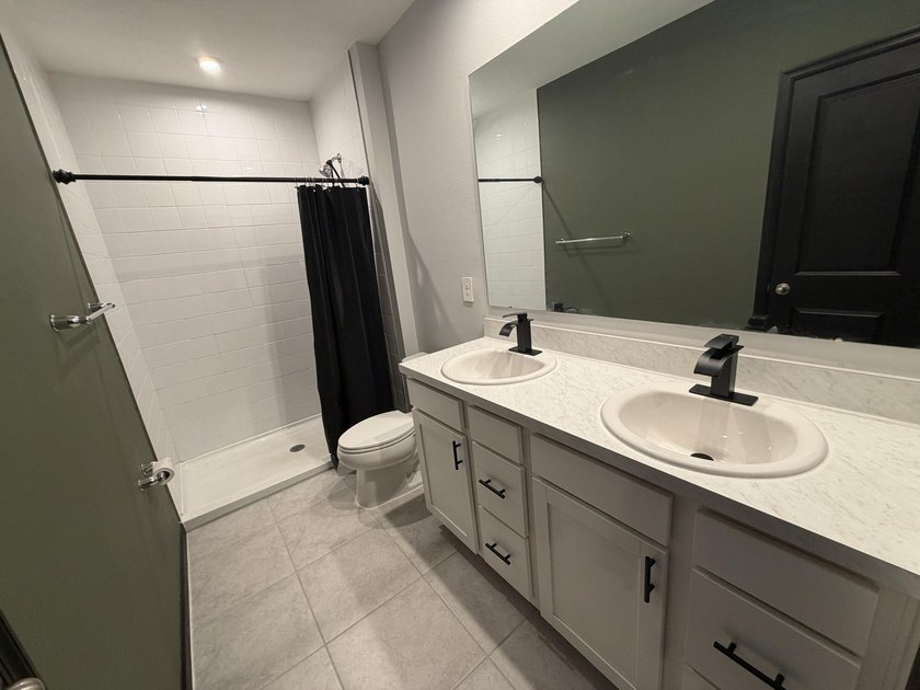 This immaculate Freshly painted 3-bedroom, 2-bathroom and a 2 - photo 33