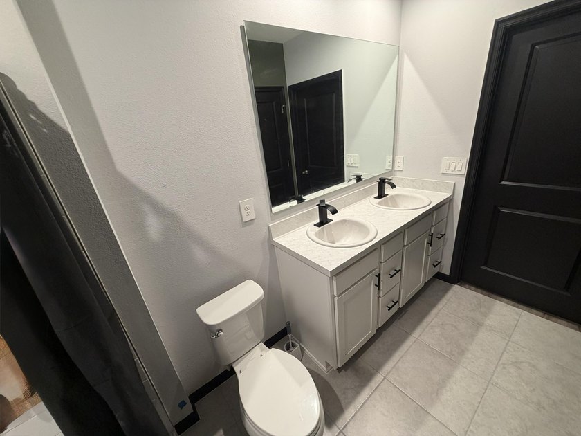 This immaculate Freshly painted 3-bedroom, 2-bathroom and a 2 - photo 34