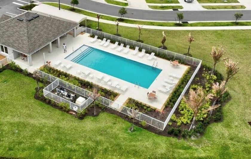 This immaculate Freshly painted 3-bedroom, 2-bathroom and a 2 - photo 37