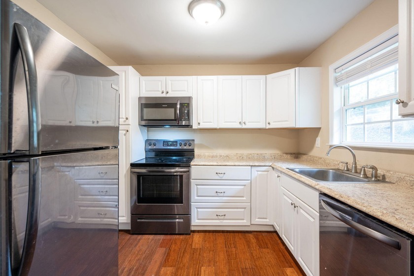 This cozy one level home offers easy living with an open layout - photo 6