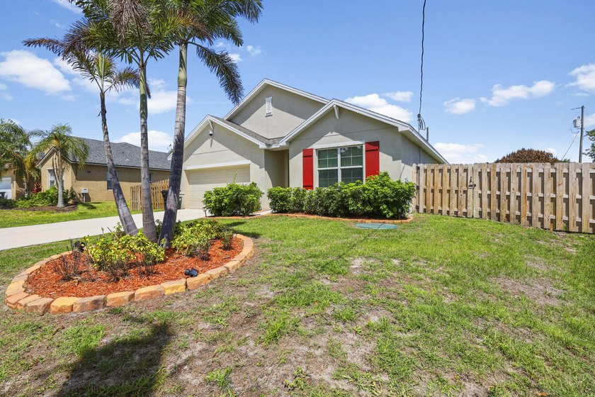Location, location, location! Beautiful 4-bedroom, 2-bath home - photo 3