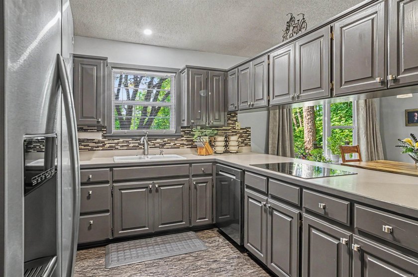 Back on Market--No fault of seller! 3 Bed | 2 Bath | 1,717 Sq - photo 6