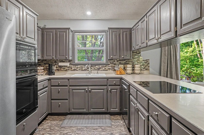 Back on Market--No fault of seller! 3 Bed | 2 Bath | 1,717 Sq - photo 7