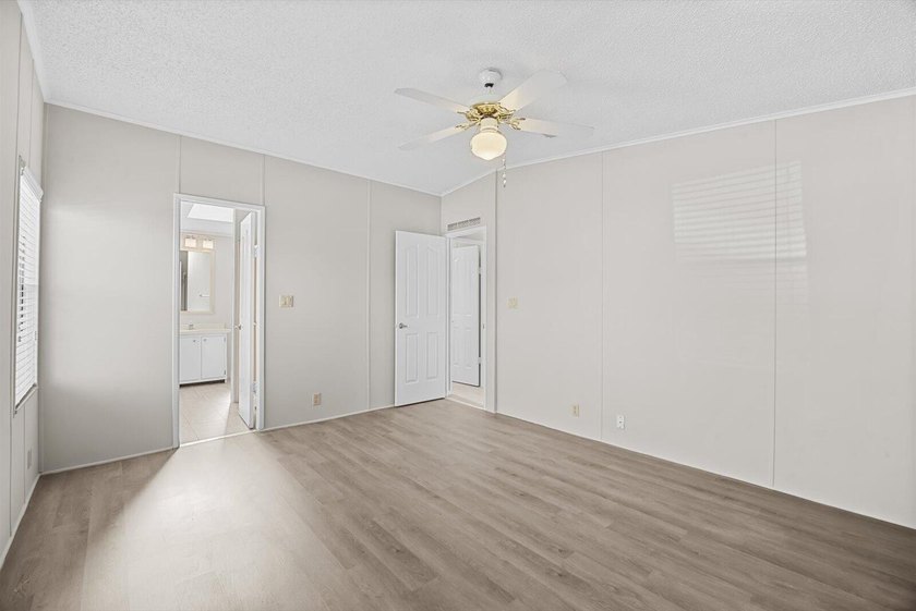 Spacious 2 bedroom, 2 bath home on a corner lot in the desirable - photo 15