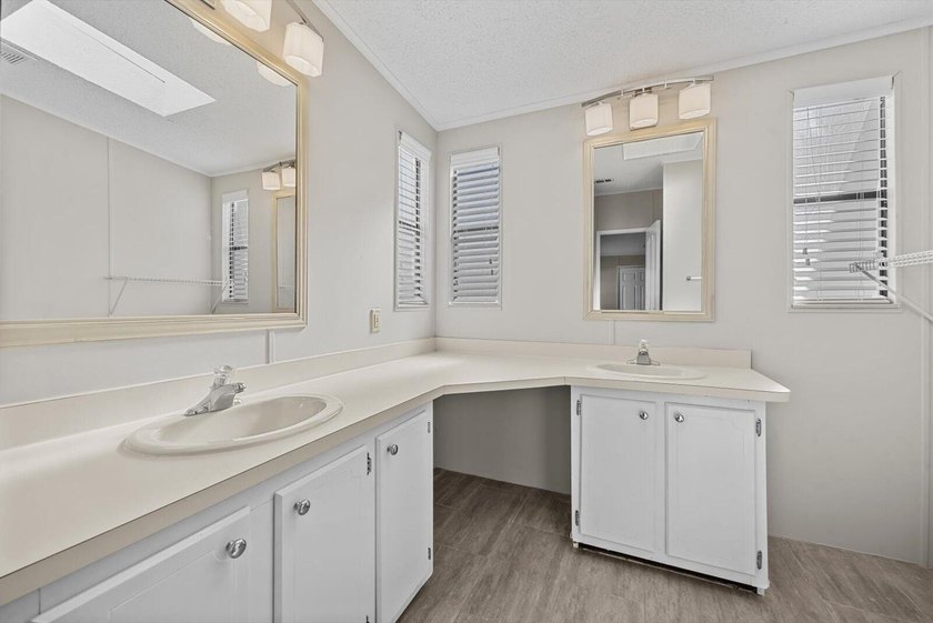 Spacious 2 bedroom, 2 bath home on a corner lot in the desirable - photo 18