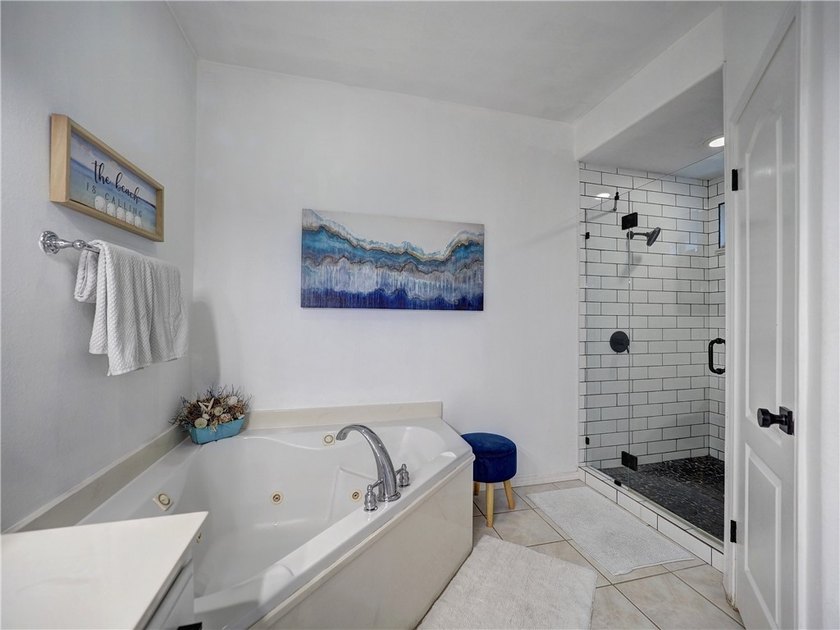 COME HOME TO THAT ISLAND VIBE!!!! This stunning, thoughtfully - photo 20