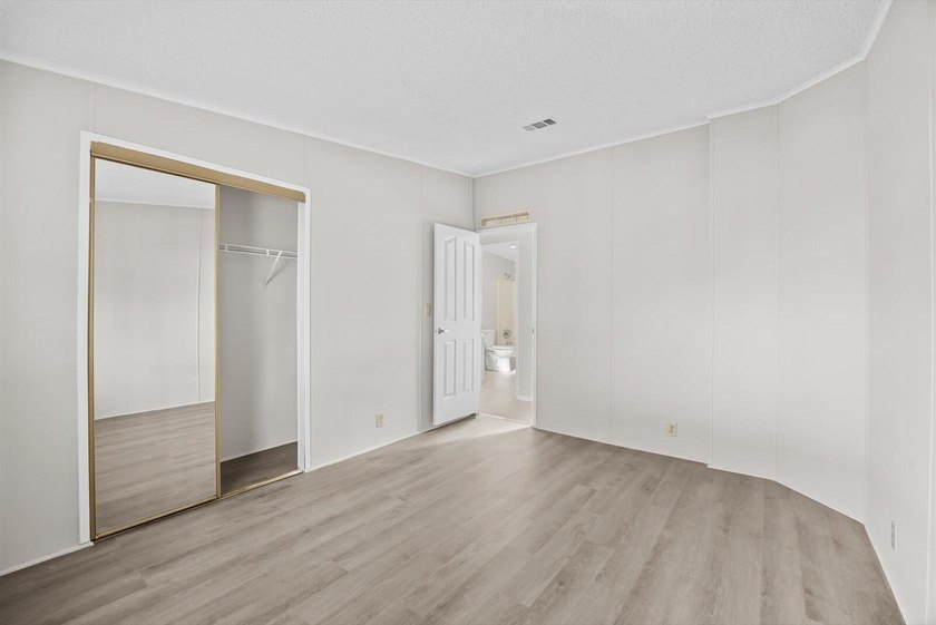 Spacious 2 bedroom, 2 bath home on a corner lot in the desirable - photo 21