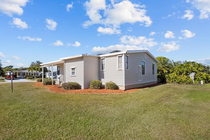 Spacious 2 bedroom, 2 bath home on a corner lot in the desirable - photo 25